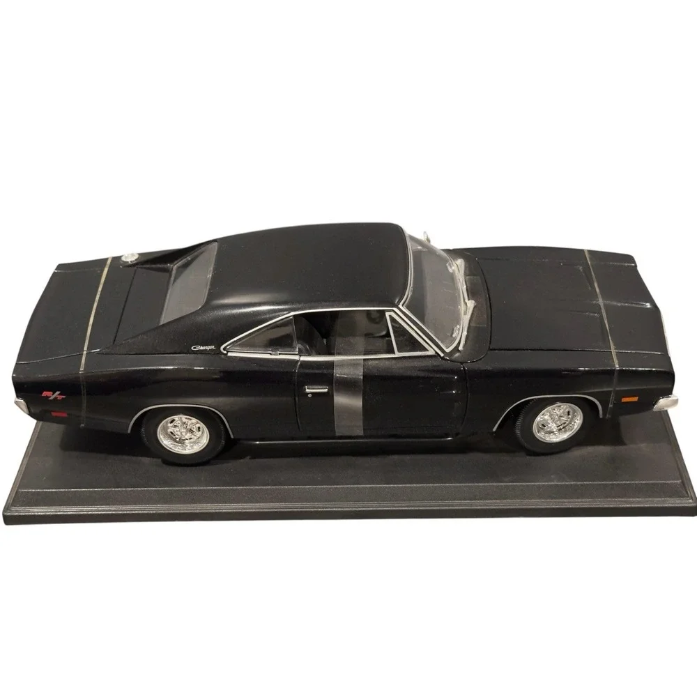 Maisto 1969 Dodge Charger R/T 1:18 Scale Diecast Car Black